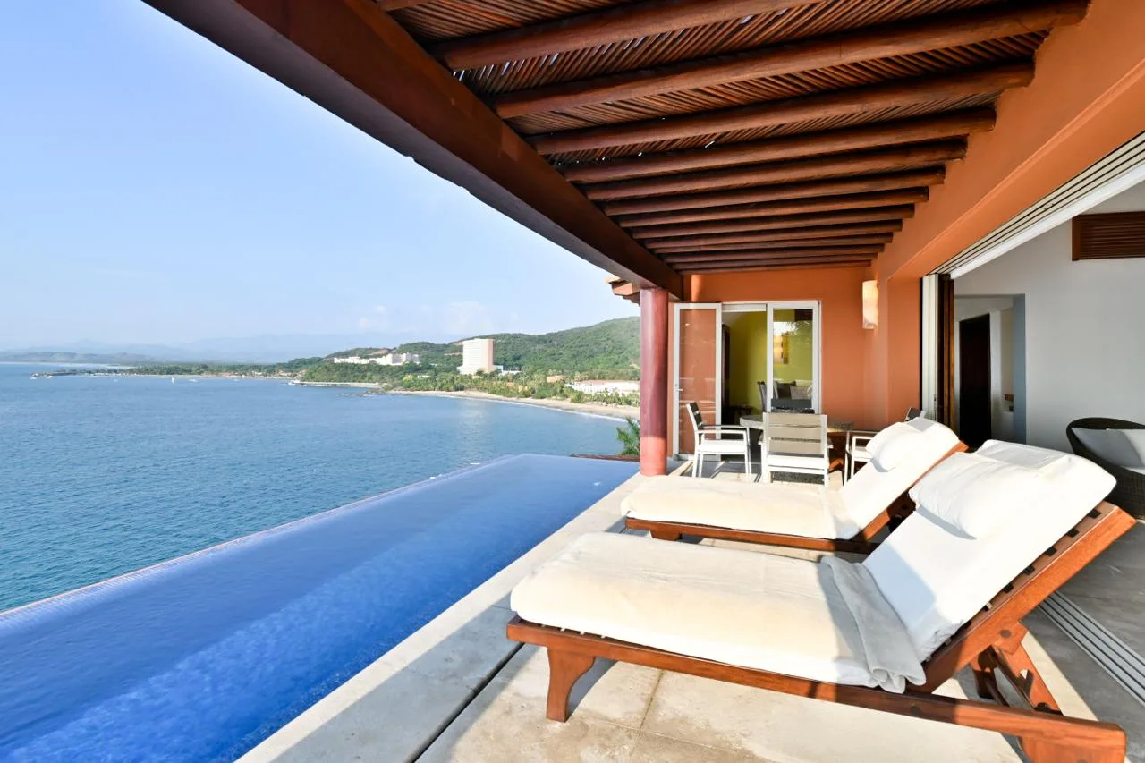 Terraza frente al mar de una residencia Hero Host